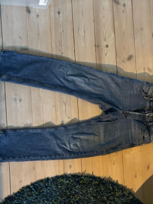 Blå relaxed jeans från Jack & Jones - Säljer ett par blå jeans från Jack & Jones i modellen Relaxed Chris. Jeansen har en avslappnad passform, klassisk femficksdesign och är gjorda i slitstarkt denimtyg. Perfekta för en chill och casual stil.