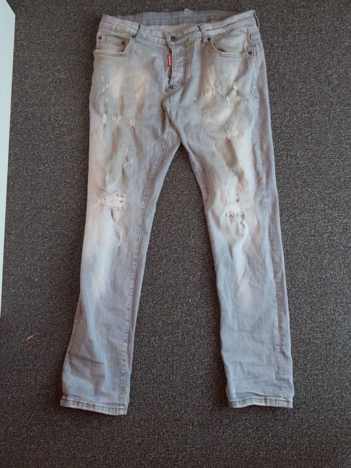 Disquared Ljusgrå slitna jeans med hål