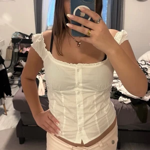 Vit topp - Söt vit topp från Gina Tricot i storlek L. Säljer pga att jag köpte i fel storlek, därför aldrig använd och har kvar prislapp. Köpte för 250kr