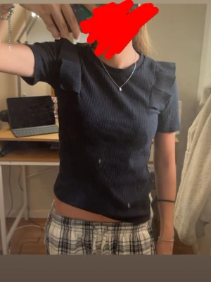 Volang tröja - T-shirt med volanger från Zara, xs. Använd lite. 
