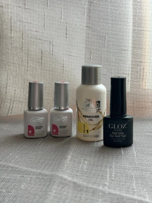 Depend GeliQ Kit + Gloz Nail Glue (Nagelpaket) - Säljer ett kit för gellack från Depend GeliQ tillsammans med nagellim/gel från Gloz. Perfekt set för dig som vill göra eller ta hand om gellack hemma!  Depend GeliQ Remover Oil (Method 1): Använd enbart 1 gång, över 90 % kvar i flaskan.  Depend GeliQ Gellack (2 st nyanser):  Paradise Found! – Fin korall/röskynyaning  Bahamas Dreams – Härlig rosa nyans  Skick: Minst hälften kvar i båda flaskorna (visas med färgprick på korken).  Gloz Gel Polish Nail Glue For Nail Tips (8 ml): UV/LED-härdande nage