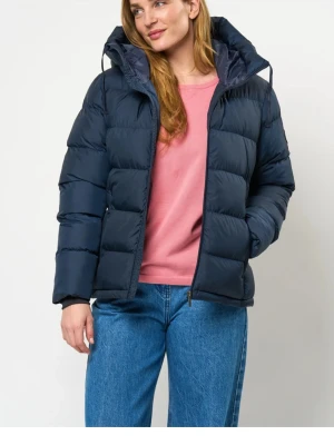 Mörkblå vinterjacka - Superfin jacka från polo assn i färgen mörkblå💙en stor luva, samt 2 stängbara fickor på framsidan med fleece foder innuti❄️ super trevlig och liknar väldigt mycket fjällrävens kända jacka. Använd en vinter! Den är lite sönder vid tyget vid handleden, men inget som påverkar användningen av jackan😍
