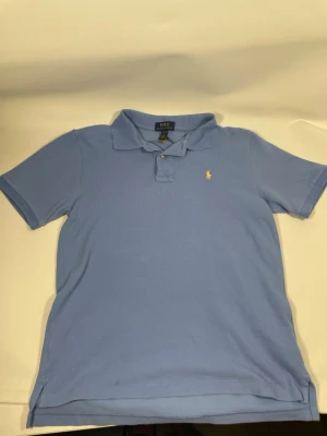 Ralph lauren pike  - Ralph Lauren piké i turkos färg 💙 Fint skick och sparsamt använd. Storlek S. Säljs då den inte längre kommer till användning. Hör gärna av dig om du har några frågor! 😊