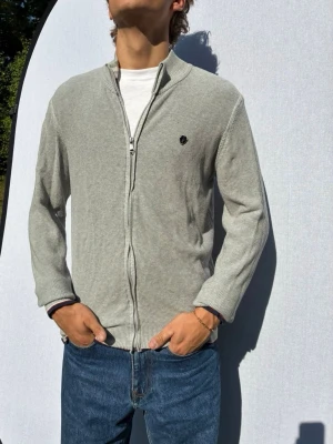 Jacey Quinn kofta S - Hej och välkommen till byTorén. Detta är en kofta från Jacey Quinn i storlek S med normal passform. Modell på bild är ca 182, 67kg. Plagget är i bra skick utan några defekter. Tveka inte på att höra av dig, även om det skulle vara minsta lilla;)