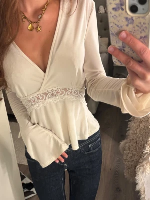 Gina Off white tröja med spets  - Supersnygg benvit tröja med spetsdetalj från Gina tricot i storlek xs💕