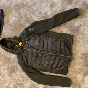 Parajumpers cardigan - Tja! Säljer min parajumper cardigan. Den är i bra skick förutom en liten defekt på mitten av jackan.  Märks dock inte när man har på den. Kostar typ 4 tusen nypris. Hör av dig vid minsta fundering! 