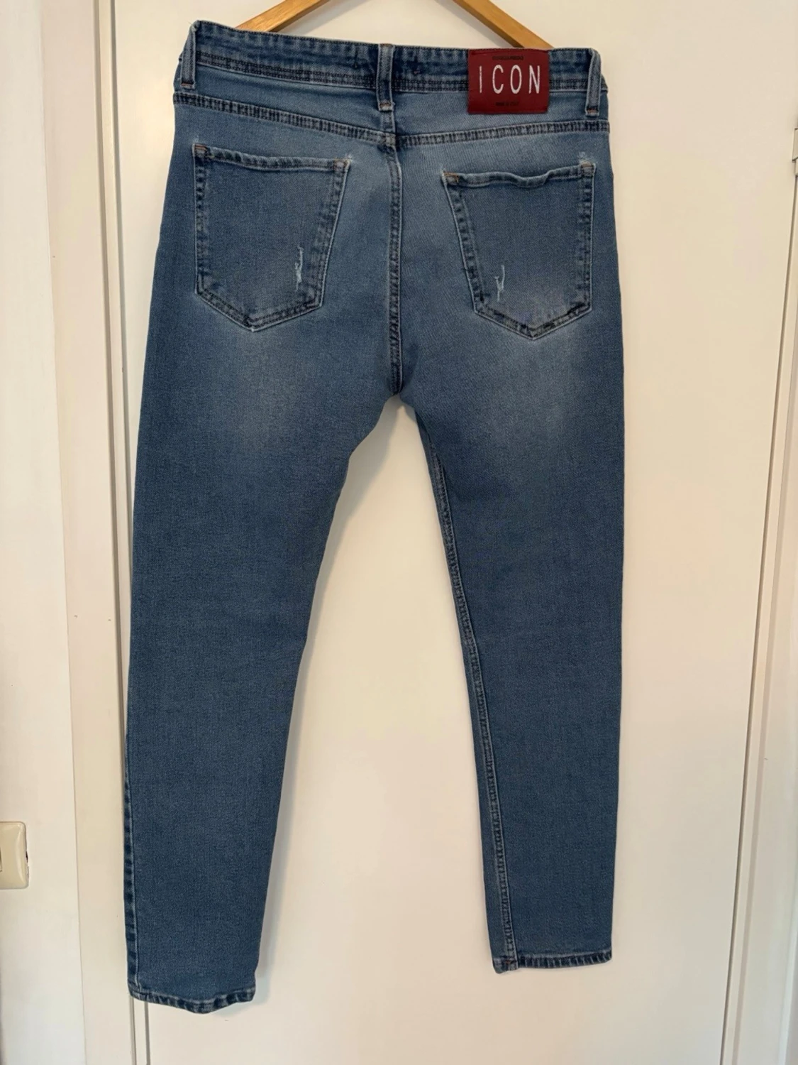 Blå slitna jeans med raka ben - 1