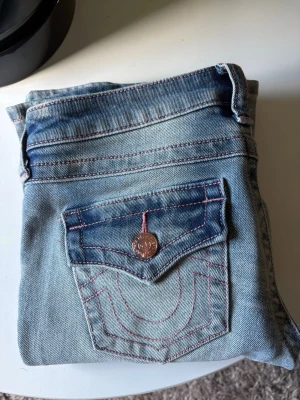 Nya true religion jeans  - Säljer mina true religion jeans som endast är testade, storlek 25. ”Limited edition” med rosa sömmar och koppar färgade knappar🩷