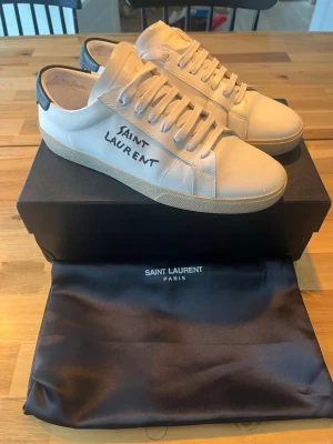 Saint Laurent vita lädersneakers -  Säljer dessa fina saint Laurent skor eftersom dom är försmå för mig.                                             Hör av er för fler bilder                                                              Eller prisförslag, är även öppen för att byta mot ett par andra skor 