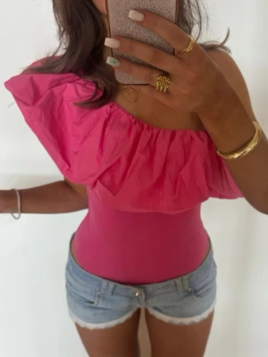 One shoulder rosa volangbody  - Såå fin rosa one shoulder volangbody! OBS: ❗️Denna kommer säljas via budgivning i min Plick Live show + lyko giveaway den 30 Augusti kl 20.00, så denna går inte att köpa nu. Men skriv gärna om ni har frågor. Jag är 168 och det är mina bilder💖 