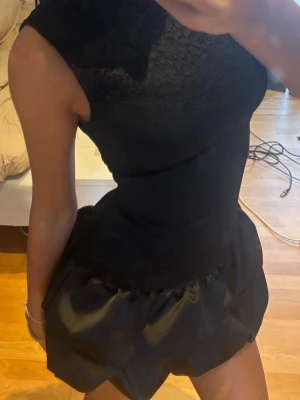 Nyårs klänning - Jäättte söt nyårs klänning. Kort med shorts, spets på överkroppen och satin till underdel. Diskret dragkedja därbak. Använd en gång och har inga defekter och är som ny! Perfekt nu inför kommande nyår eller en härlig utekväll. Köptes på Zara, finns inte längre. Köpte den för 600kr.  