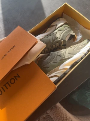 Louis Vuitton gröna sneakers - Helt nya först till kvarn!