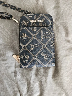 Giulia Pieralli Väska - Liten väska som mäter 11 x18 x 5 (Bredd x Längd x Djup). Den har justerbara axelband.  🌸 Body 100% PVC  🌸 Lining 50% PU 50% Polyester