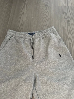 Grå mjukisbyxor från Polo Ralph Lauren - Gråa mjukisbyxor från Polo Ralph Lauren .   Storlek S men funkar som M om du inte har för stora ben