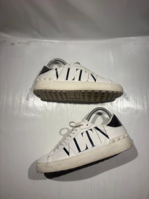 Valentino skor - Hej! Säljer nu mina skor från märket Valentino, storlek 36 bra skick, allt på bilden ingår. Tveka inte på att höra av dig om du har frågor eller funderingar kring skorna! 