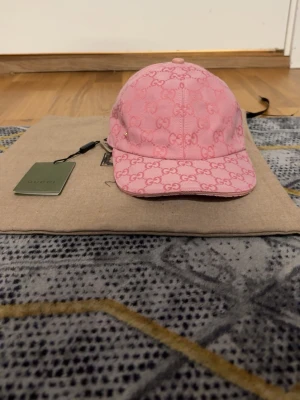 Rosa gg Keps - Rosa gg jumbo keps. Helt ny. Storlek S. Fraktar direkt efter köp.
