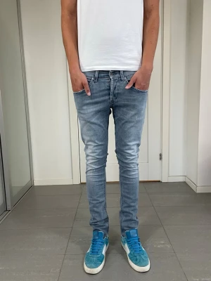 Dondup George Jeans  - Säljer nu dessa blå/gråa Dondup George Jeans med snygga små slitningar i populär design, mått ca 37-37,5 o 102 cm. skriv för fler bilder/frågor🙌🏼
