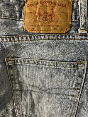 Crocker jeans - Säljer ett par ljusblå jeans från crocker originals. De är vintage wide leg i 100% bomull. Säljer då de inte riktigt är i min stil. Annars är det riktigt fina jeans i bra kvalitet. Skriv om du har frågor 💗💗