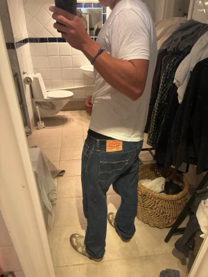 Levis 501 jeans - Levis 501 jeans använda fåtal gånger. Säljer pga köpta för stor storlek (32,32). Personen på bilden är 180