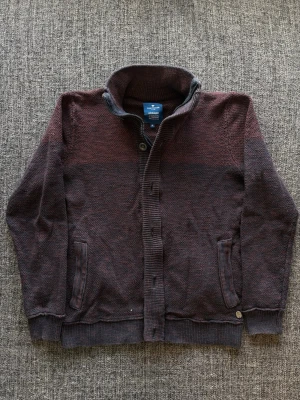 Tom tailor tröja ~ vintage  - 🎉 20% rabatt om du följer min profil och handlar direkt! 😊  Sjukt sällsynt Tom Tailor tröja i storlek M – brun vintage 2000’s modell med snygg design och hög kvalitet. En eftertraktad modell som passar perfekt året om. 📦 Skickas inom 24h, kan gå ner lite i pris vid snabb affär! ✌️  