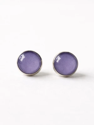 Lavendellila örhängen  - Tjusiga nya örhängen i färgen lavendellila.                       Mått: 12mm i diameter                                                        Material: Silverfärgad mässing. Glas                                                                 Örhängena skickas i en hård fin liten kartong där smycket är omsorgsfullt inslaget i vackert silkespapper.