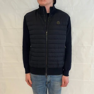 Moncler Tricot Vest Men's Blue - Begagnad Moncler-väst i blått, mycket fint skick. Storlek XL.