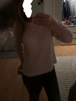 Trekvartsärmad stickad tröja - Säljer denna stickade tröja med trekvarts ärmar! Knappt använd