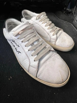 Saint Laurent skor SL/06 - Säljer ett par tvärfeta Saint Laurent skor i hyfsat schysst skick! Strlk 43-44. Pris kan diskuteras vid snabb affär