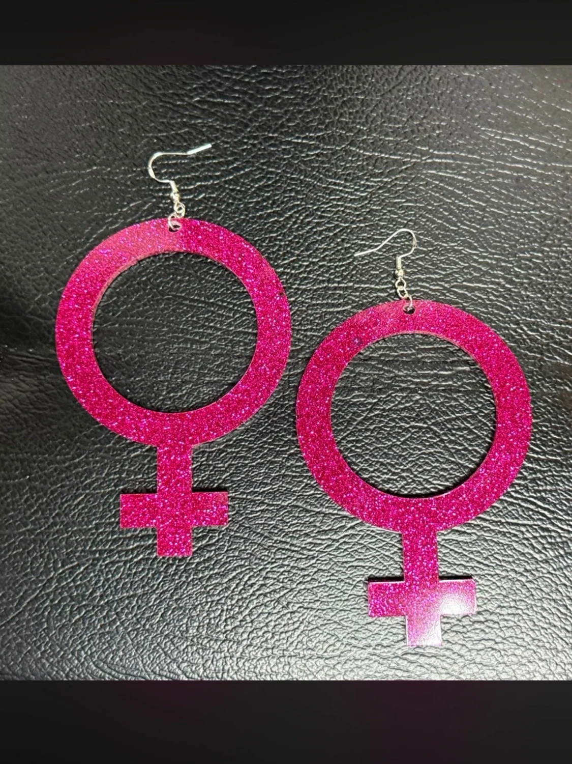 Nya Glittriga Rosa Feministiska Örhängen - Kvinnotecken Stl XL - Akryl Lätta att Bära - Stora Statementörhängen - 925 Silverkrokar -  Nypris 360 kr - 4