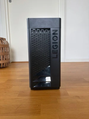 Gaming Lenovo Legion T530 - GTX 1060 6GB/ i5-8400 - Säljer min gaming-dator då den inte används längre. Har använt den lite men det funkar bra och kan spela spel som Fortnite, Minecraft, GTA osv.  Specifikationer:  Intel Core i5-8400 (6 kärnor)  NVIDIA GeForce GTX 1060 6GB 8GB RAM 256 GB SSD Windows 11 Home installerat
