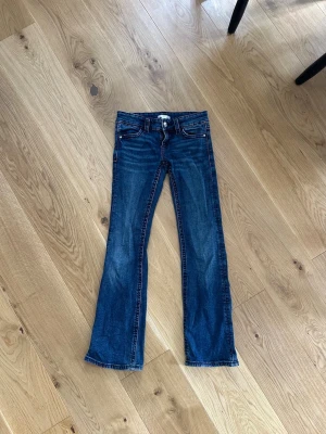 Mörkblåa jeans mönstrade bakfickor  - Ett par mörkblåa jeans med mönstrade bakfickor som är i jättefint skick. Jeansen är ifrån Gina tricot och har storlek 158 