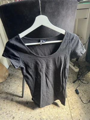 Svart t-shirt från Vero Moda - En enkel och stilren svart t-shirt från Vero Moda. Den har rund halsringning och korta ärmar. Tillverkad i mjuk bomull som känns skön mot huden. Perfekt att styla med sneakers eller boots för en avslappnad look.