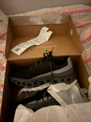 Cloud monster - Ett par jätte fina skor från cloud monster som är köp på jd sport använda 1 gång och har kvitto och original box. 