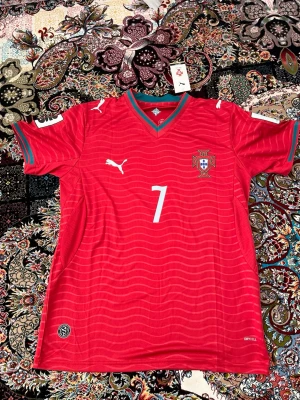 Portugal röd fotbollströja Puma - 🇩🇪 OBS! Jag reser till Tyskland 23 Juli – 30 Juli och kan därför inte skicka paket under denna period.  ✅ Plagget är i nyskick med originallapp och förpackning kvar.  📦 Köper du nu reserverar jag varan åt dig och skickar direkt när jag är tillbaka den 30 Juli. Betalning sker nu, frakt sker efter hemkomst.  💬 Hör av dig om du har frågor – svarar så snart jag kan! 🙏