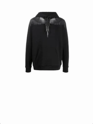 Marcelo Burlon hoodie  - Säljer en svart hoodie med huva och dragsko. På axlarna och över bröstet finns ett detaljerat tryck av silverfärgade vingar som ger en unik look. Perfekt för dig som vill sticka ut. Nytt skick!