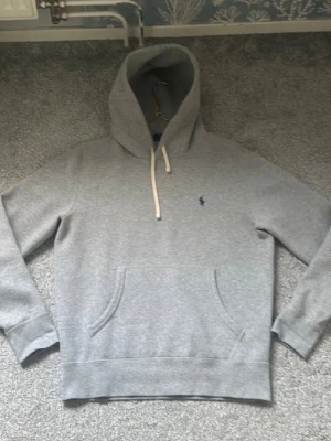 Ralph lauren hoodie - Säljer nu denna otroligt schyssta Ralph lauren hoodie! Mycket fint skick. Bara höra av sig vid frågor. 
