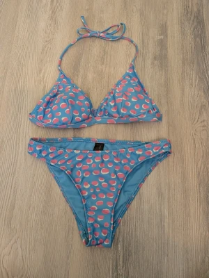 Blå bikini med rosa prickar - Snygg blå bikini med rosa prickar. Den är från Trendyol i storlek XS. Endast använt ett fåtal gånger