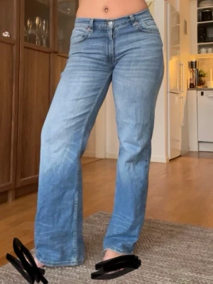 Ljusblå raka jeans med hög midja - Säljer mina blåa Mid waist jeans från Nelly, säljer pågrund av att dom inte används längre. Är 174 och går precis ner till golvet.💕 lite slitage nere på byxkanten (se sista bilden) men annars i bra skick!🥰