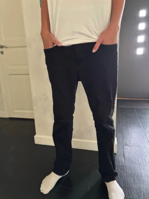 Svarta raka jeans herr - Säljer ett par svarta jeans från Jack and Jones i modellen Clark. Storlek W33 L32. 