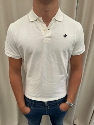 Morris piké - Riktigt snygg vit piké från Morris. Mycket bra skick. Strl S, personen på bilden är 185 cm lång. Skicka gärna prisförslag. Kika in min profil för mer schyssta plagg 