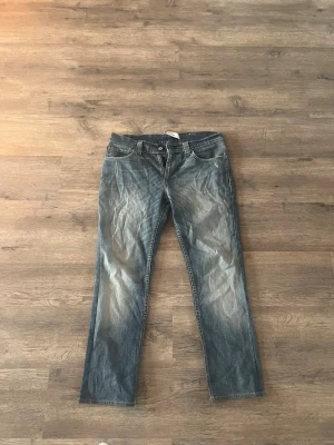 Levis jeans 511 - Säljer dessa snygga Levis jeans moddel 511. Storleken är 36/34 men det är absolut inte true till size. Skulle mer säga att de är storlek 32/32. Total längd: 96cm Benöppnig: 19cm Midja:43cm Pris kan diskuteras!
