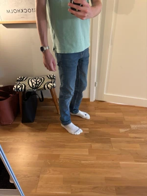 J. Lindeberg jeans - Jay (slim fit), stl 30/32 - Säljer ett par J.Lindeberg blå slim fit jeans med fem fickor och normal midja. Jeansen har en snygg tvätt med lätt slitning på låren och smal passform hela vägen ner. Perfekta till vardagslooken och passar till det mesta.