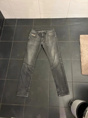 Diesel Jeans strl 29 - Snygga svarta diesel jeans i storlek 29 med snygg tvätt. Dem är använda ett tag men fof i bra skick. Säljer dem pga jag har växt ut dem. Bara fråga på eller komma med bud