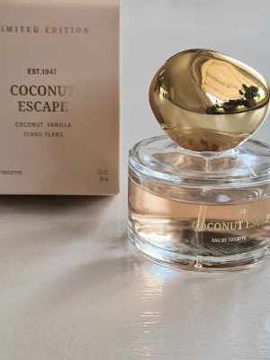 Coconut Escape limited edition - Parfym med doft av kokos, vanilj och ylang ylang.  Toppnoter av apelsin, kokos och persika, hjärtnoter av ylang ylang och tiareblomma samt basnoter av vanilj och mjölk. Ca 80% kvar