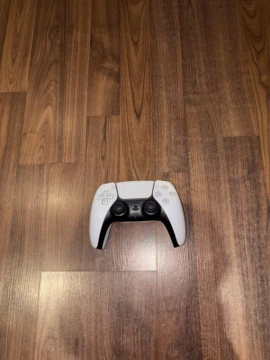 Ps5 Kontroll - Ps5 Handkontroll med stickdrift, och är lite trasig, priset kan diskuteras