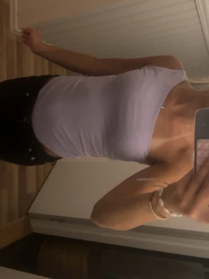 Ljuslila body från Bik Bok - Säljer en ljuslila body från Bik Bok i storlek XS. Toppen är axelbandslös och har en tight passform, perfekt till sommaren. Materialet känns mjukt och stretchigt, vilket gör den superbekväm att bära.