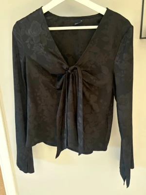 Svart blus - Svart blus med knytning framtill från Gina Tricot 
