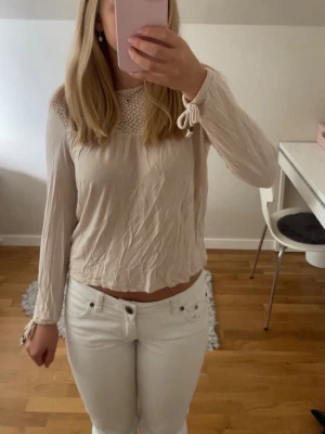 Beige blus - Supersöt beige långärmad blus från Esprit i storlek XS med knytdetalj vid ärmarna. Pris kan alltid diskuteras och skriv om du har några frågor! 💗💗