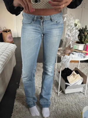 Lågmidjade trendiga jeans - Skitsnygga Lågmidjade jeans som jag säljer då jag inte längre använder de! ‼️ Pris kan diskuteras 