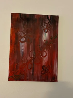 Abstrakt tavla med blommotiv - Unik handmålad tavla i rött med abstrakta blommor och slingrande linjer. Målningen har en rektangulär form och är målad på canvas. Perfekt för att ge rummet en konstnärlig touch.